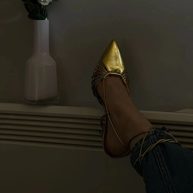 Zapatos sexys con correa dorada