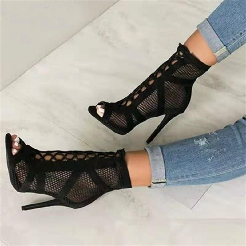 Zapatos negros atractivos